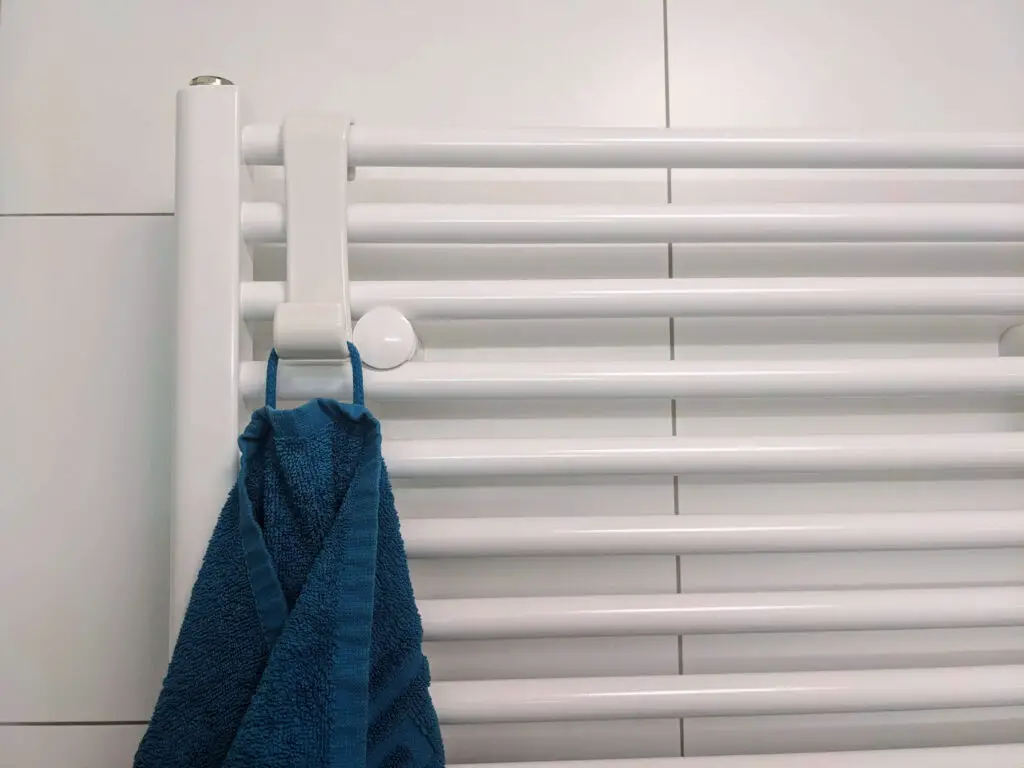 Handtücher im kleinen Bad aufhängen