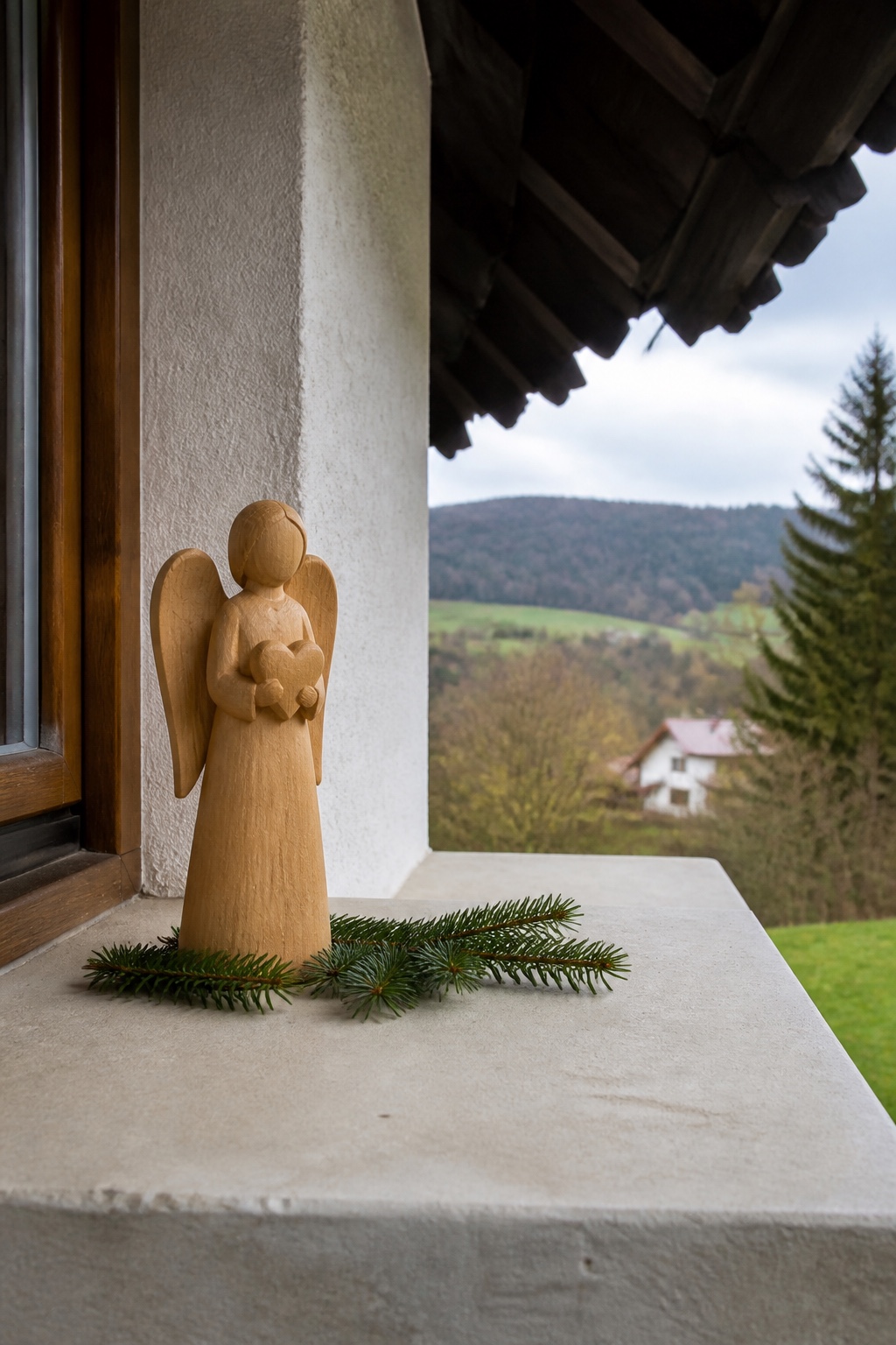 Freistehender Holzengel auf einem tiefen trockenen Fenstersims mit Tannenzweig