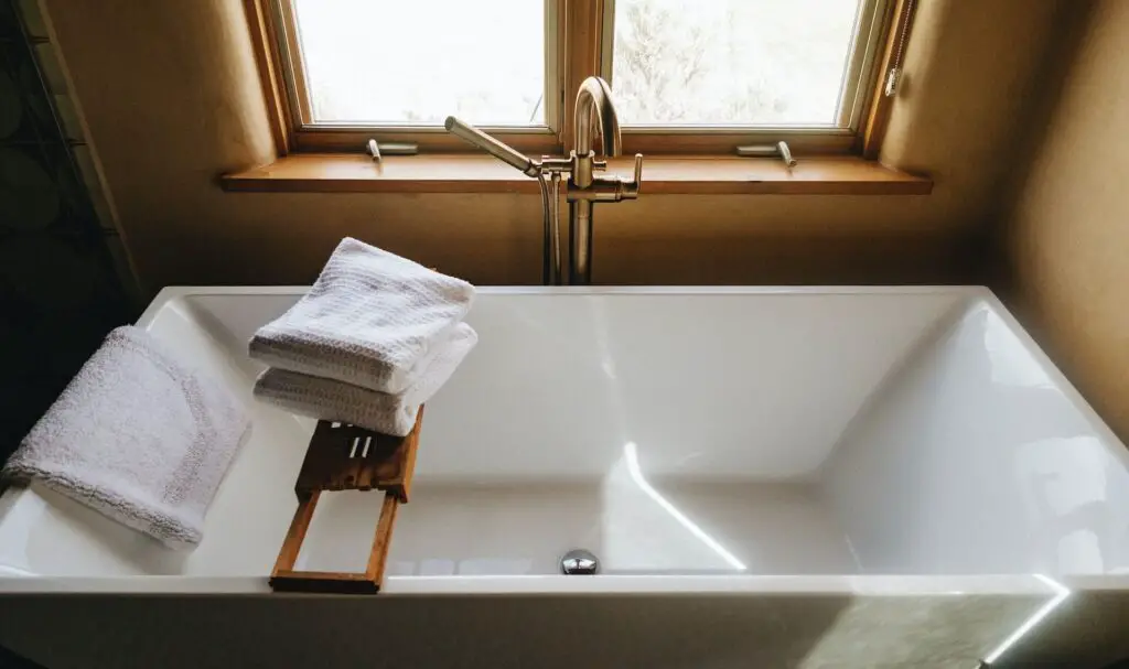 Badewanne als stauraum nutzen