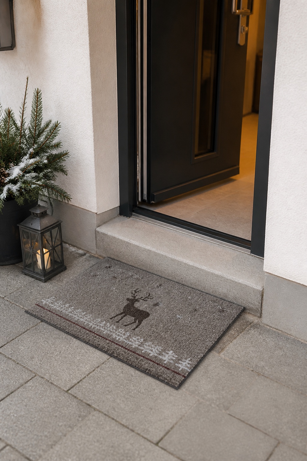 Flache graue Weihnachtsmatte vor einer Haustür