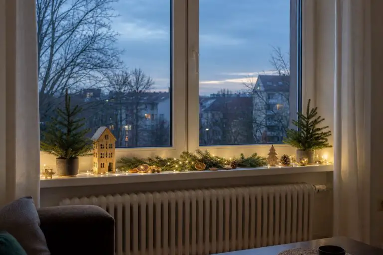 Weihnachtlich dekorierte Fensterbank in einer realistisch bewohnten deutschen Wohnung