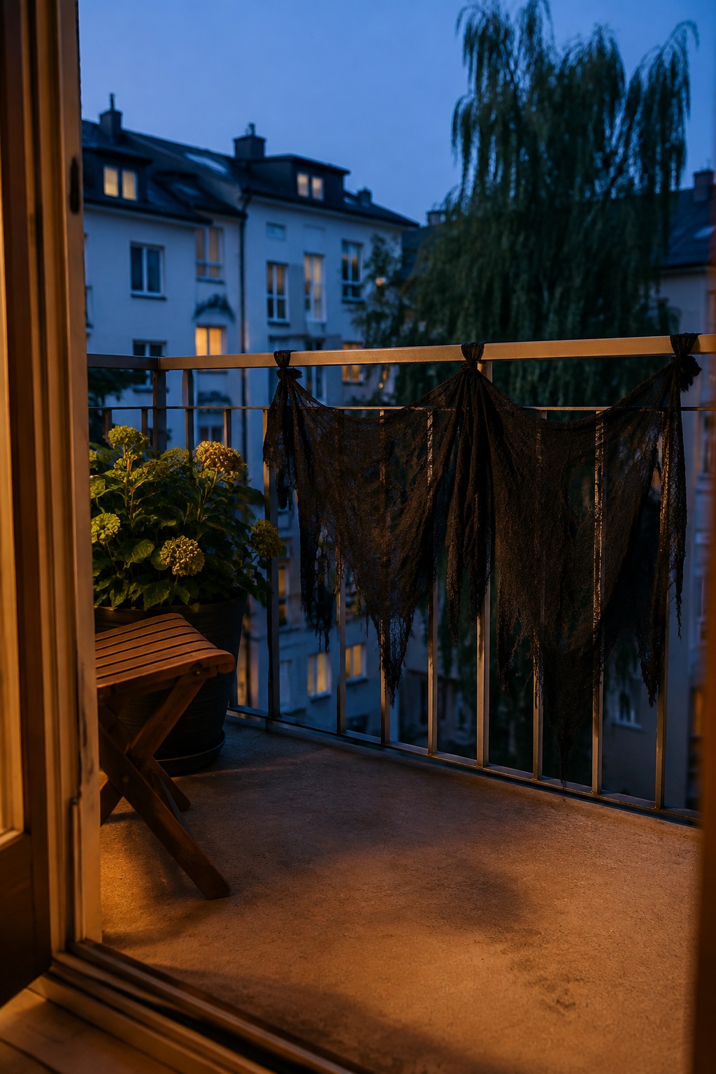 Zerrissener schwarzer Horrorstoff hängt sicher unterhalb des Handlaufs eines kleinen Balkons