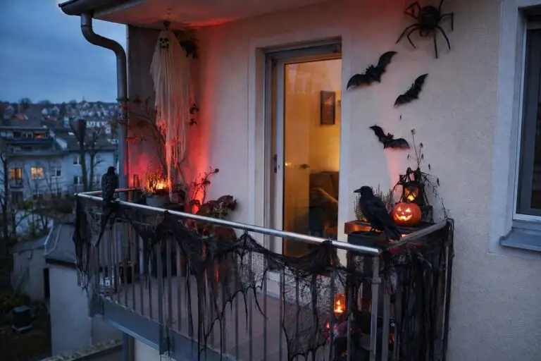 So wird dein Balkon zu Halloween richtig unheimlich: 20 realistische Deko-Ideen