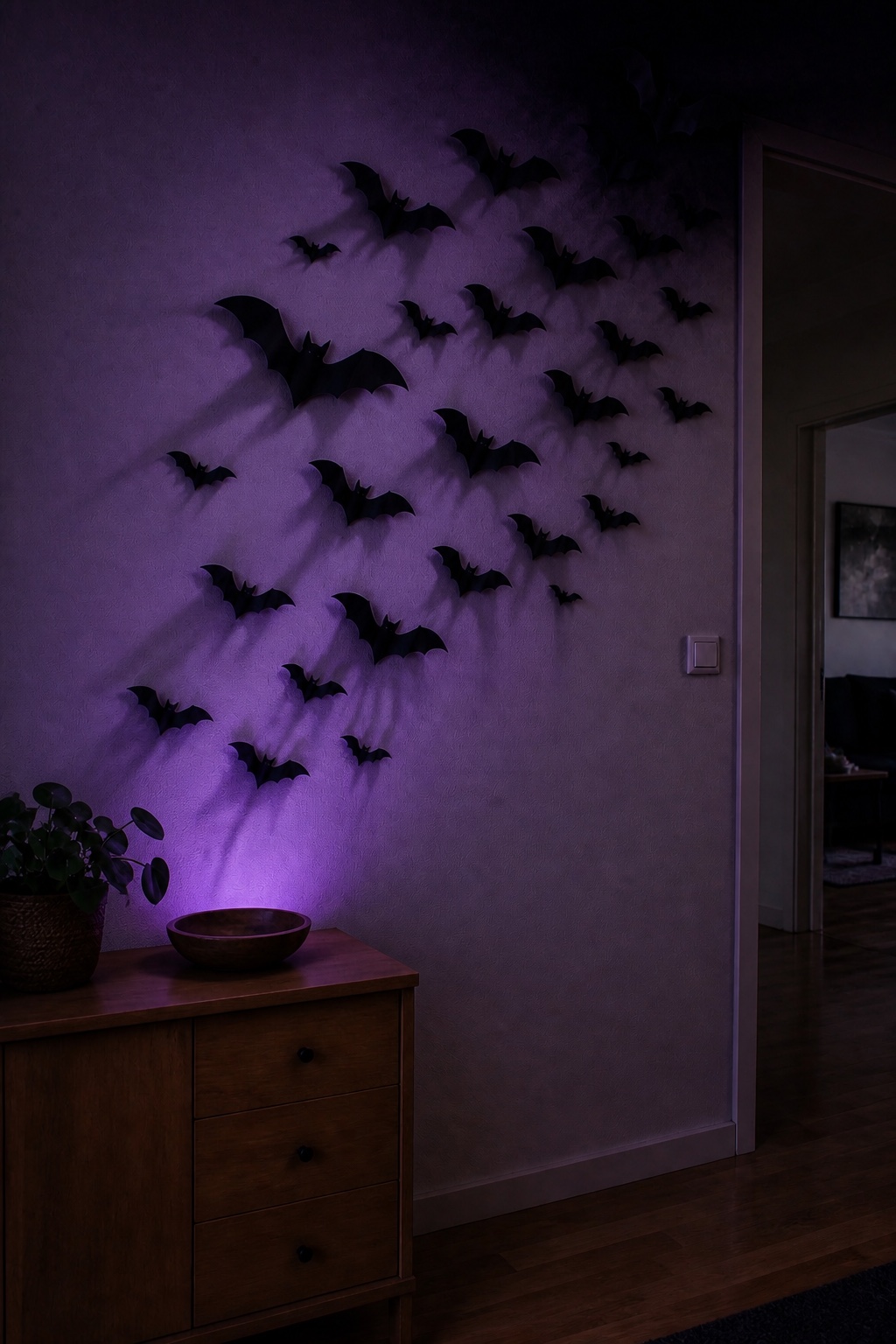 Bedrohlicher Fledermausschwarm mit violetten Schatten über einer Kommode