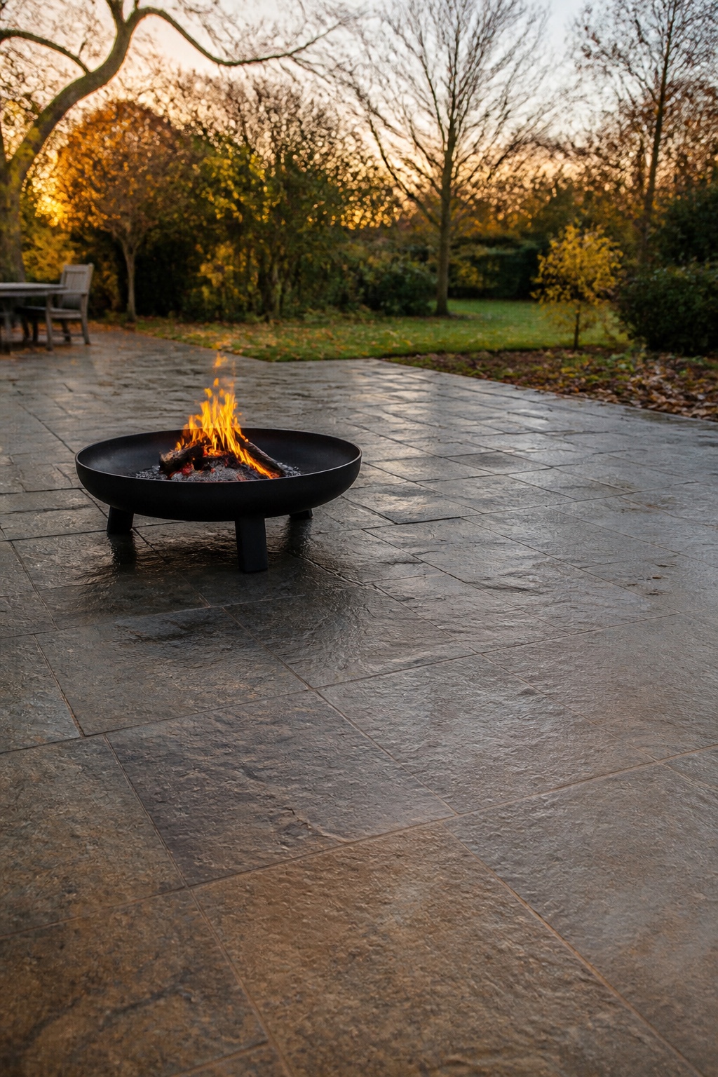 Feuerschale auf einer freien Steinfläche neben einer Herbstterrasse