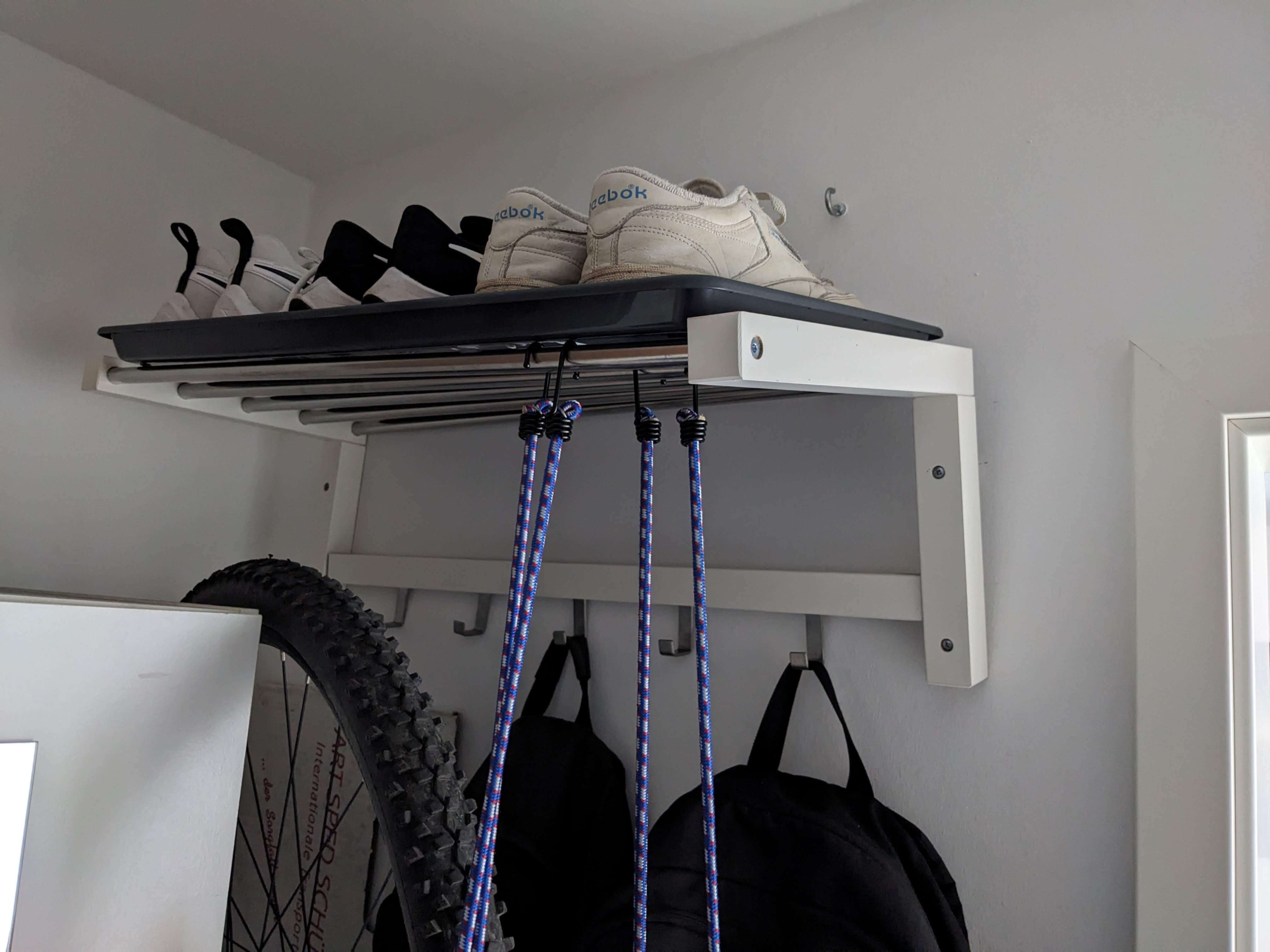 stauraum in schmalen flur schaffen