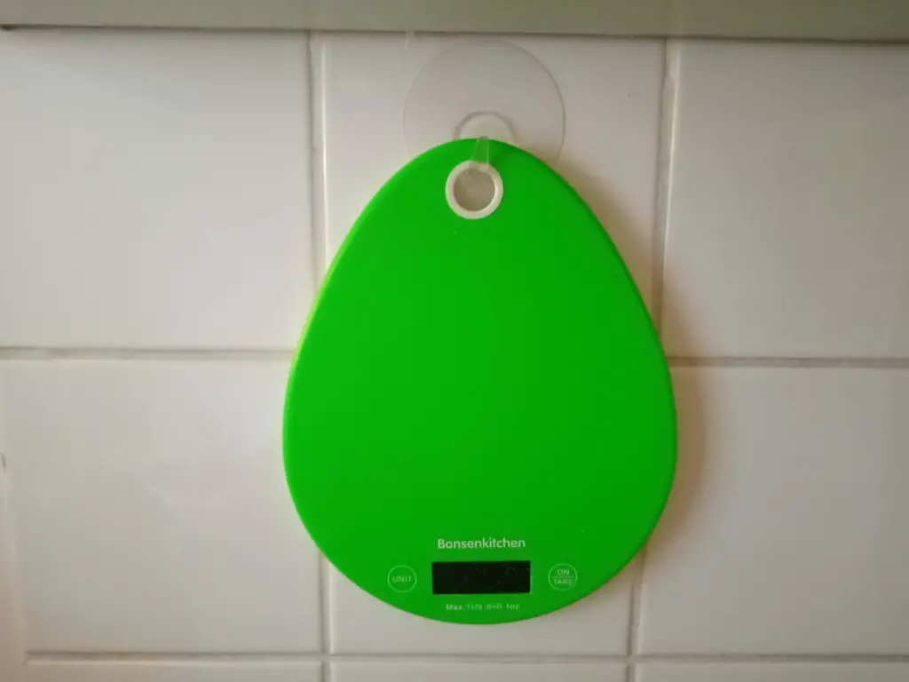 meine küchenwaage hängt an einem saugnapf an der wand