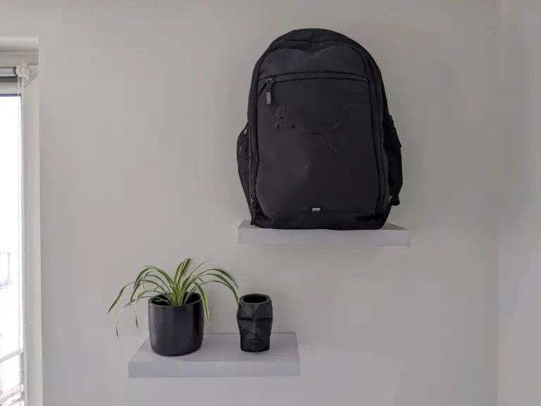 Rucksack aufbewahren – 8 platzsparende Ideen!