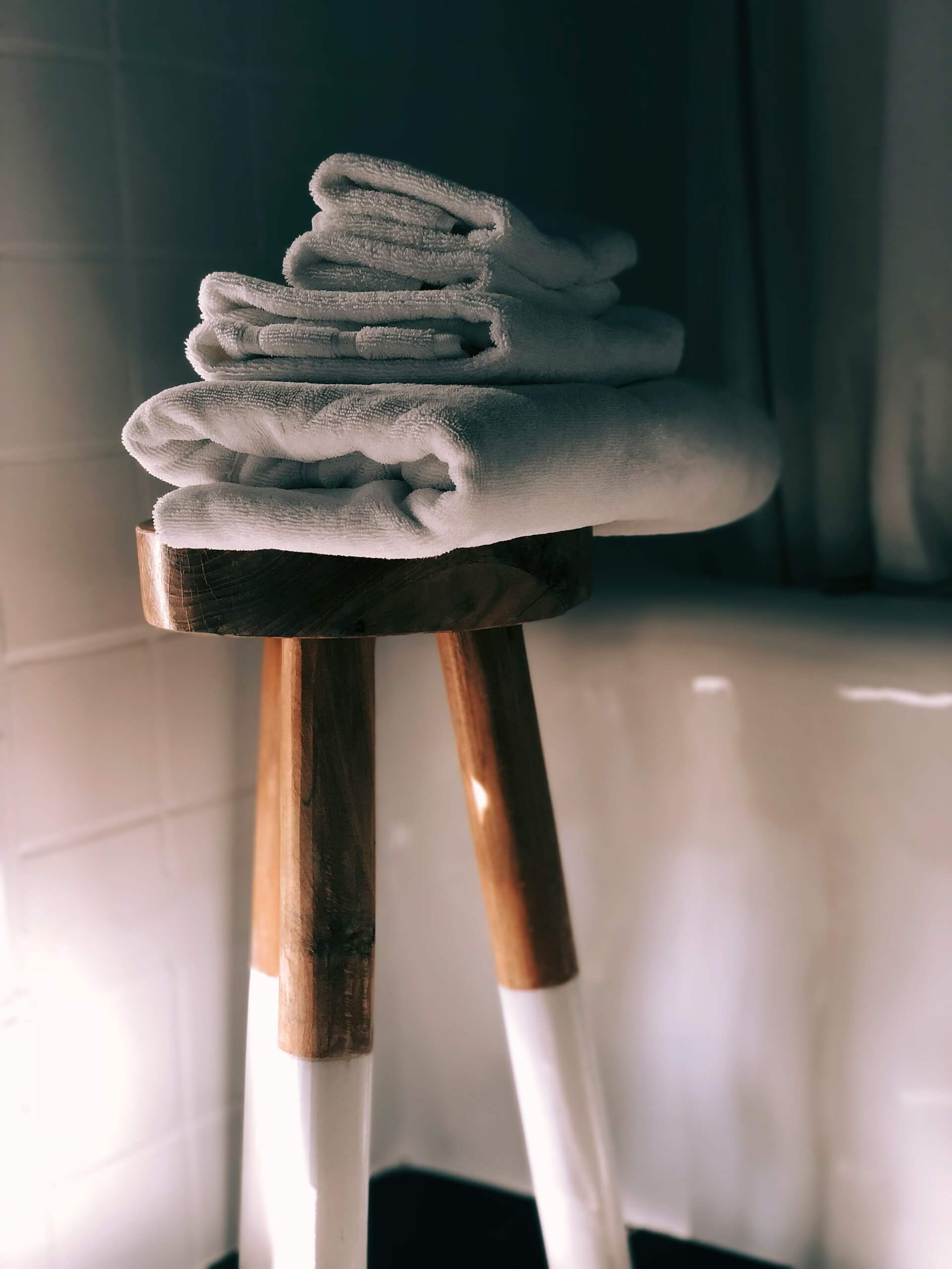 stauraumhocker neben badewanne stellen