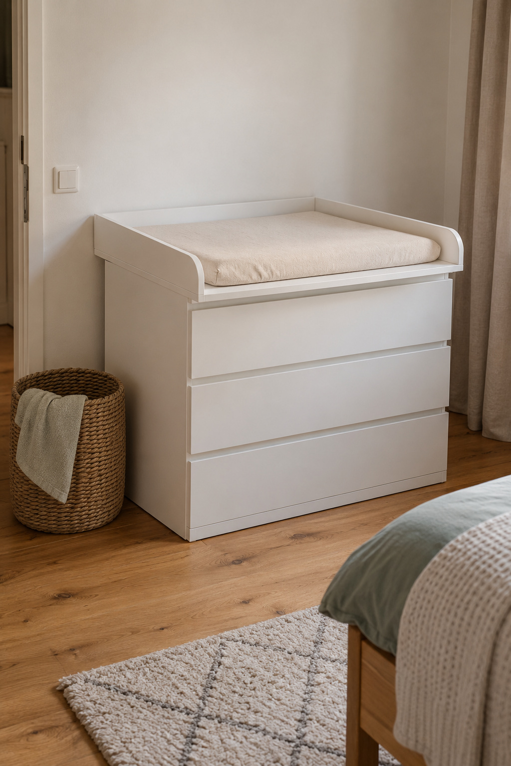 Weißer Wickelaufsatz auf einer Kommode im Elternschlafzimmer
