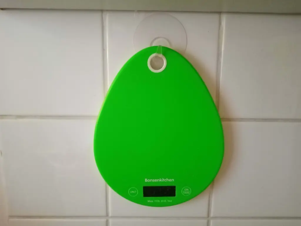 meine küchenwaage hängt an einem saugnapf an der wand