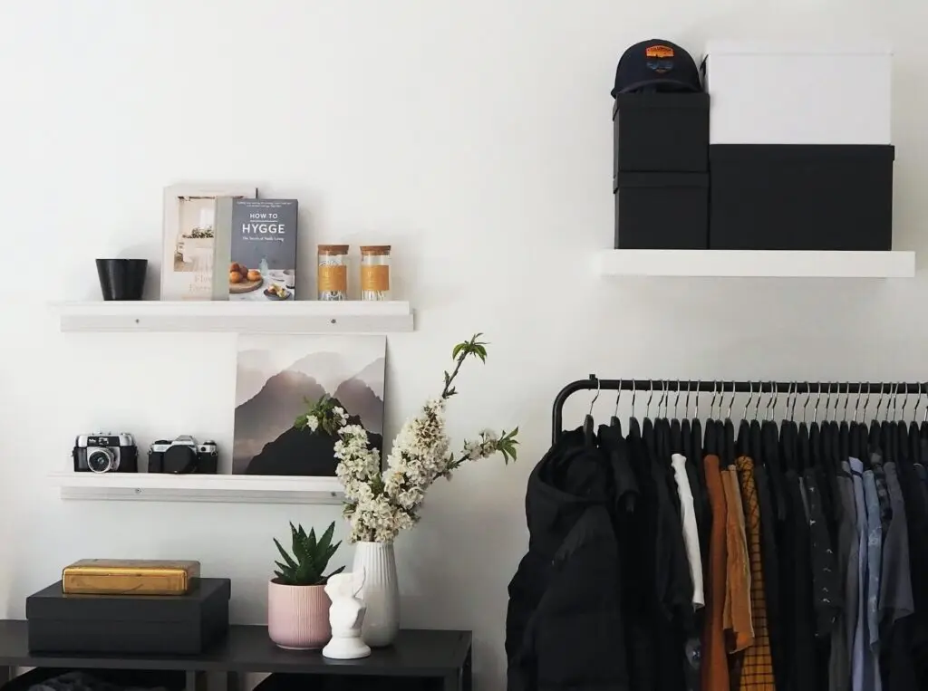 offener kleiderschrank