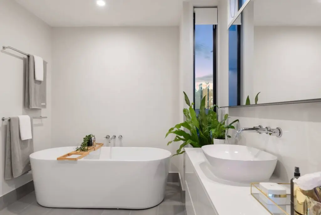 kleines badezimmer stauraum schaffen