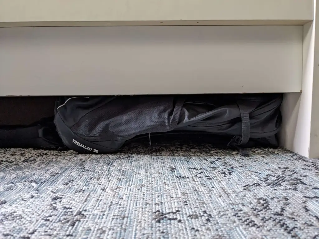 rucksack unter dem bett lagern