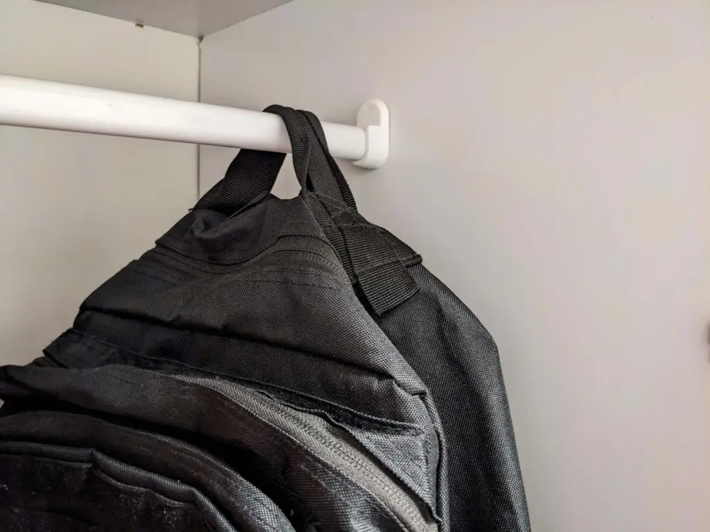 rucksack im schrank verstauen