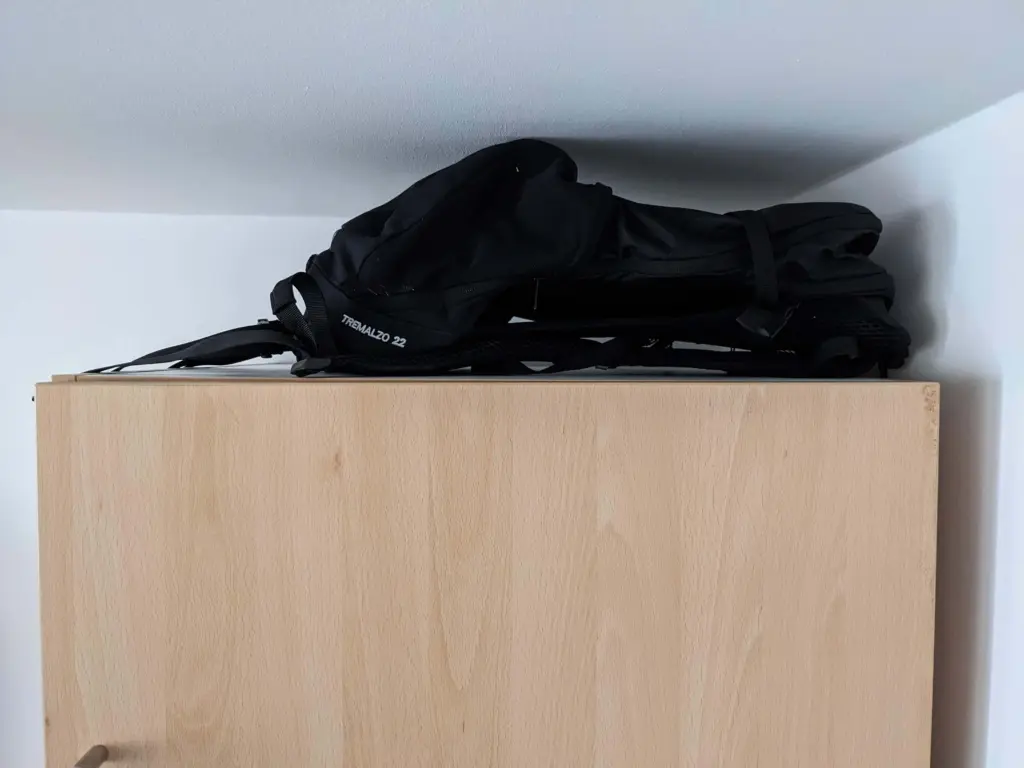 rucksack auf schrank verstauen
