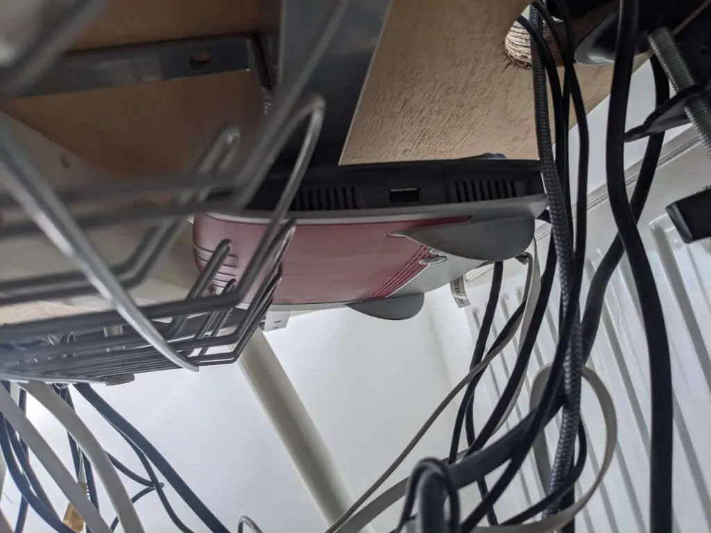 wlan router unter schreibtisch