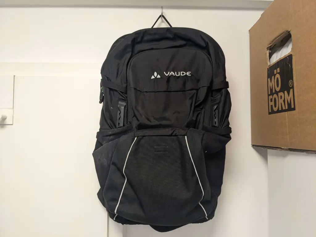 rucksack an haken aufhängen