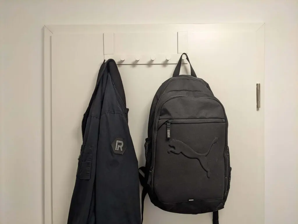 rucksack im flur aufhängen